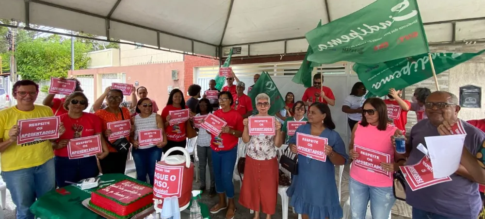 Professores da rede municipal de Aracaju fazem ato em protesto contra valor do piso salarial