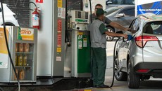 Gasolina fica R$ 0,18 mais barata nas refinarias a partir desta terça-feira