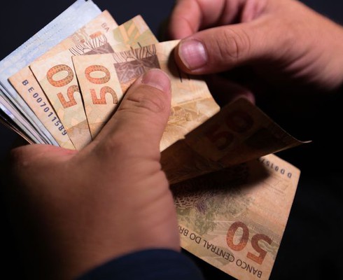 Auxílio Brasil de R$ 600, vale gás com valor inteiro e benefício para caminhoneiros serão pagos a partir desta terça-feira; veja calendários