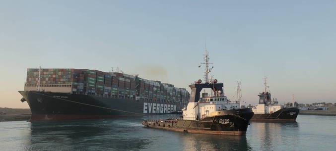 Navio cargueiro é desencalhado no Canal de Suez e tráfego é liberado