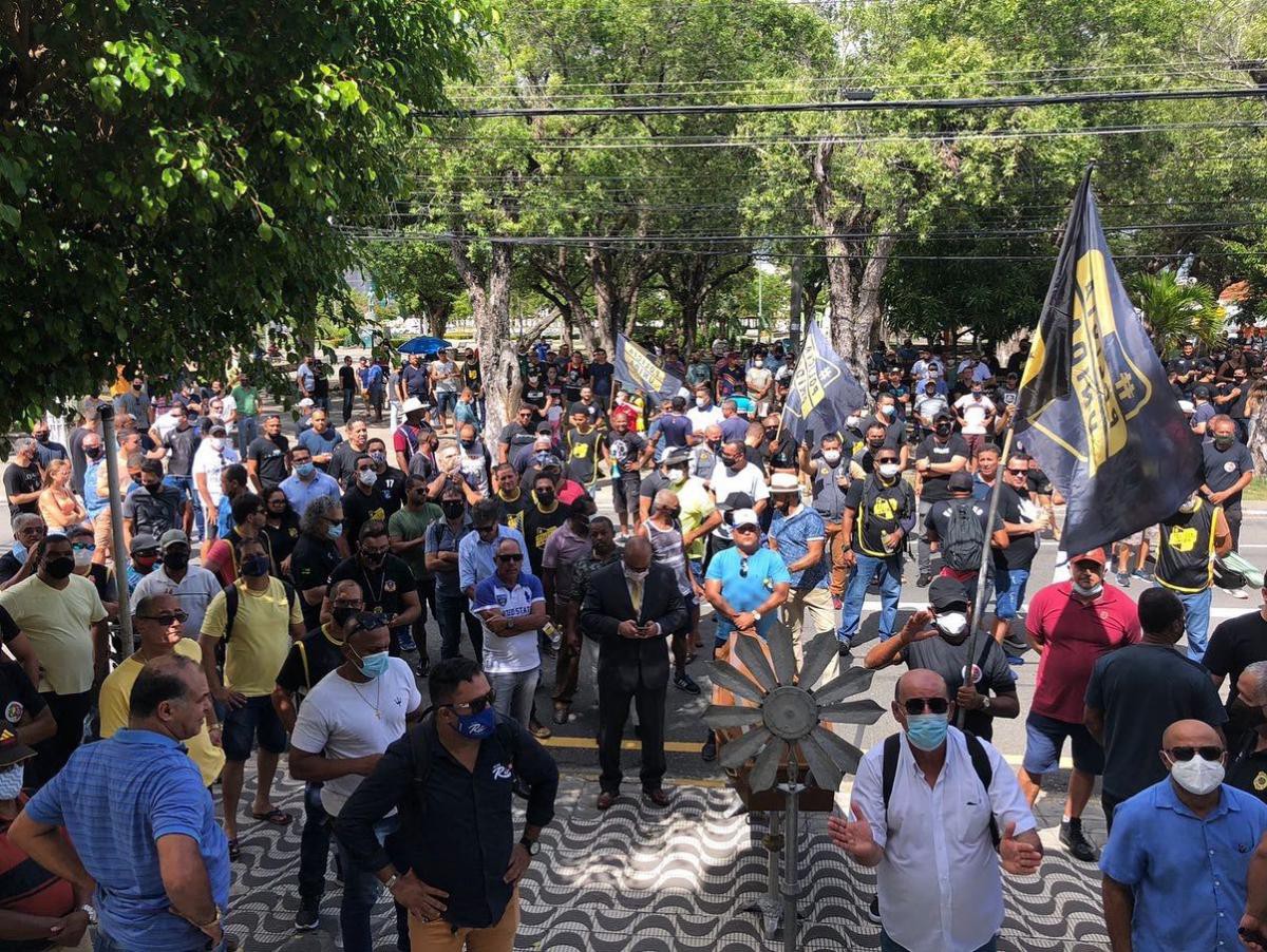 Policiais e bombeiros voltam a cobrar reestruturação das carreiras na porta da SSP em Sergipe