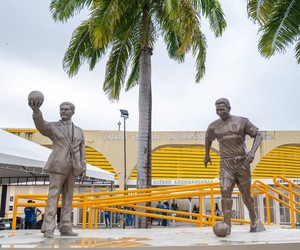 Monumentos em homenagem a Lourival Baptista e ao Rei Pelé são inaugurados na Arena Batistão