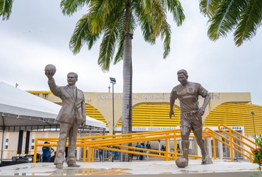 Monumentos em homenagem a Lourival Baptista e ao Rei Pelé são inaugurados na Arena Batistão