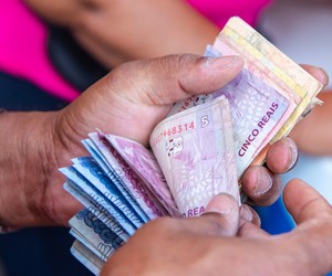 Caixa libera abono salarial para nascidos em fevereiro