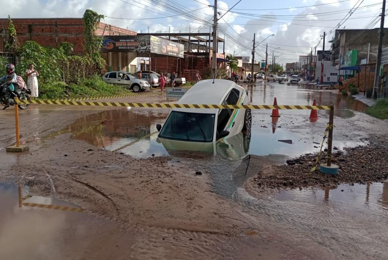 Táxi cai em cratera no bairro Santa Maria em Aracaju