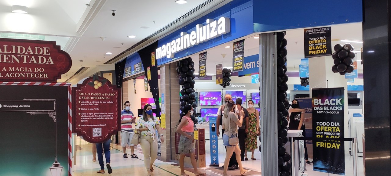 Shoppings funcionam em horário ampliado e oferecem descontos na Black Friday
