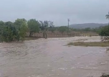 Enxurrada arrasta veículo e deixa dois mortos na zona rural de Simão Dias
