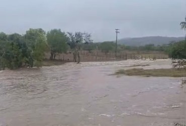 Enxurrada arrasta veículo e deixa dois mortos na zona rural de Simão Dias