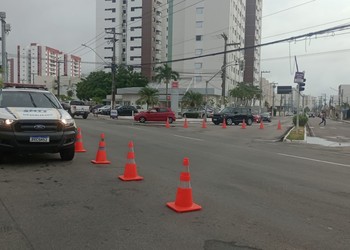 Semáforos apresentam falhas e exigem atenção de motoristas em Aracaju