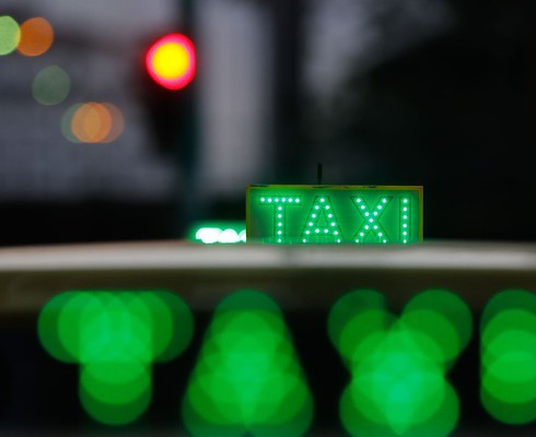 Auxílio taxista começa a ser pago com parcela dobrada de R$ 2.000 nesta terça-feira; veja calendário