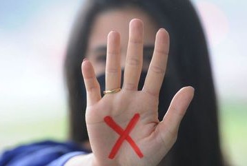 Jovem denuncia agressão e danos ao imóvel pelo companheiro em Aracaju