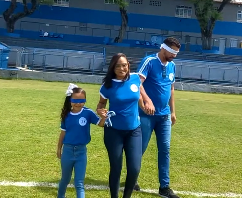 Esposa surpreende torcedor do Confiança ao revelar gravidez no estádio Sabino Ribeiro