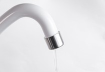 Rompimento de adutora abre cratera em Lagarto e afeta abastecimento em Simão Dias